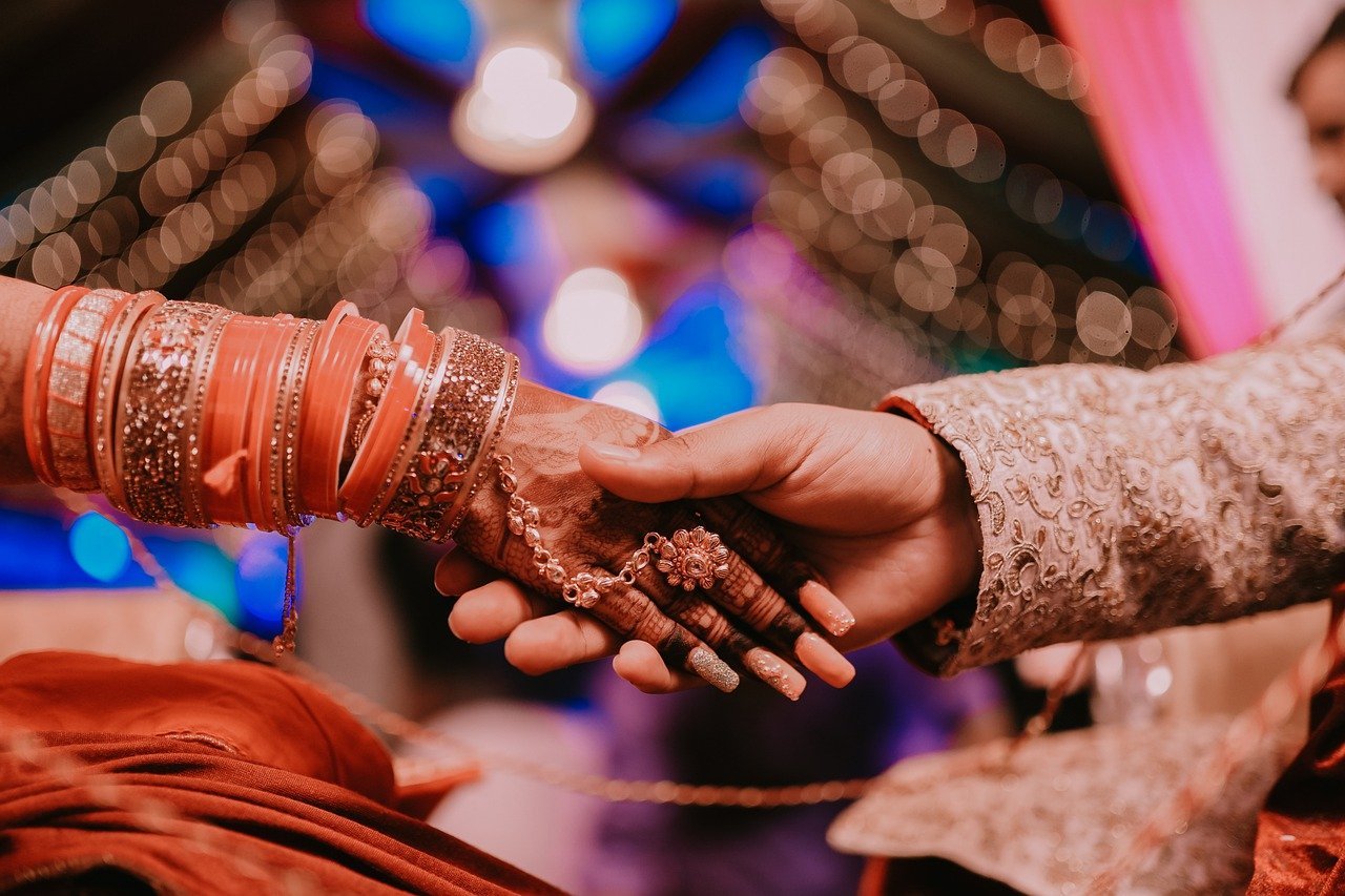 आमिर खान करने वाले बेटी की उम्र की लड़कीं से तीसरी शादी, बिताने लगे है साथ मे समय देखे तस्वीरे