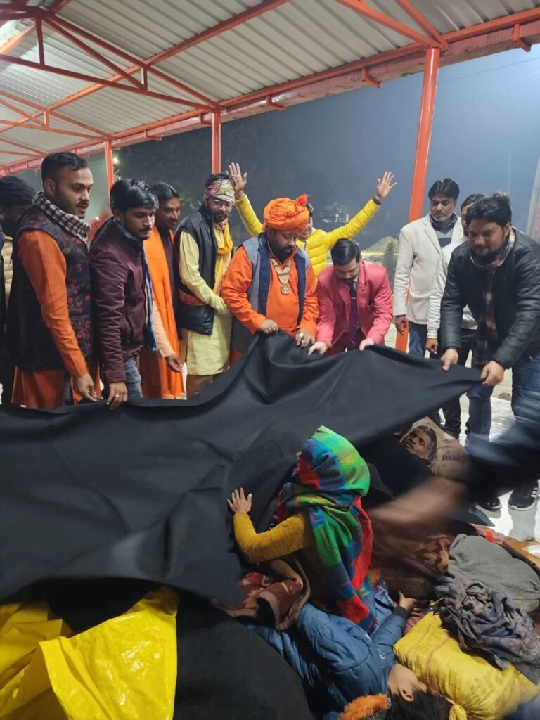 वरिष्ठ पत्रकार सुनील कुमार वर्मा और महंत बृजमोहनदास जी ने अयोध्या में असहाय, बेसहारा राहगीरों को कंबल दान किया 7 Sunil kumar verma