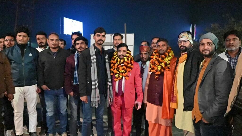 वरिष्ठ पत्रकार सुनील कुमार वर्मा और महंत बृजमोहनदास जी ने अयोध्या में असहाय, बेसहारा राहगीरों को कंबल दान किया 4 Sunil kumar verma2