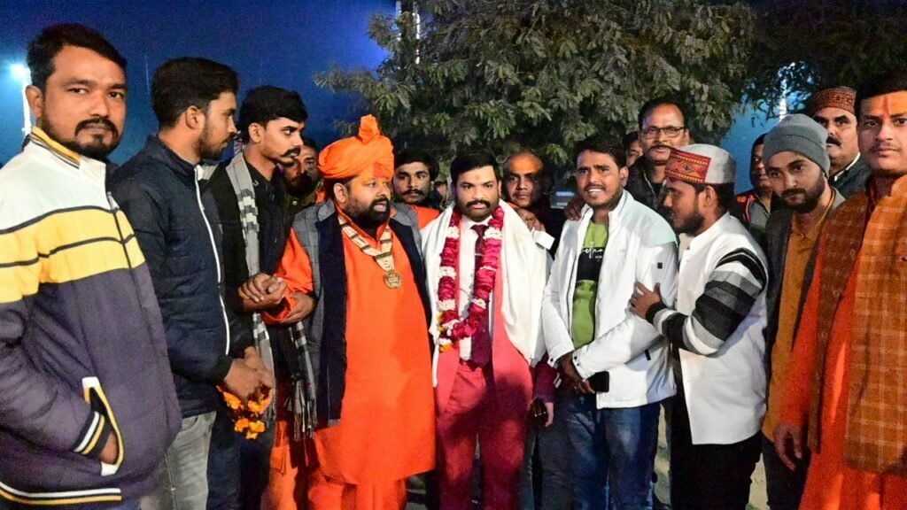 वरिष्ठ पत्रकार सुनील कुमार वर्मा और महंत बृजमोहनदास जी ने अयोध्या में असहाय, बेसहारा राहगीरों को कंबल दान किया 3 Sunil kumar verma5