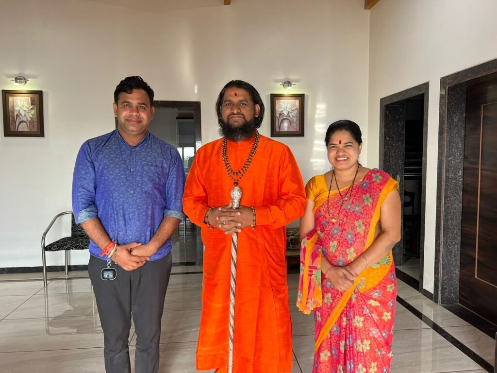 गोवा के आध्यात्मिक पर्यटन को विकसित करने के प्रयास में माने जाने समाजसेवी Jagnnath Singh Rao ने स्वामी ब्रह्मेशानन्द जी और गोवा मुख्यमंत्री जी से भेंट की 2 गोवा पद्मनाथ पीठाधिश्वर गुरू brahmeshanand जी महाराज और ब्रह्मी देवी