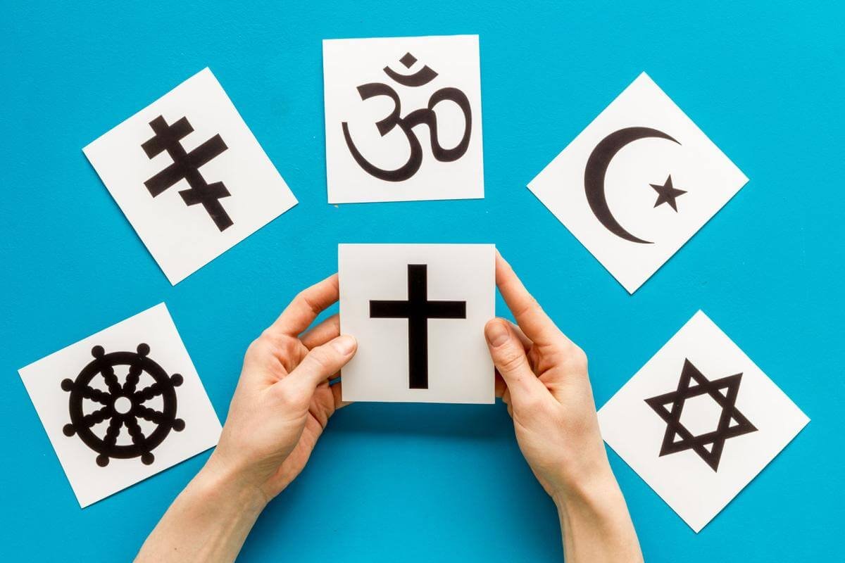 अगर धर्म अलग अलग है!  तो विश्व के चार बड़े धर्मों में एक जैसी बातें क्यों लिखी है?