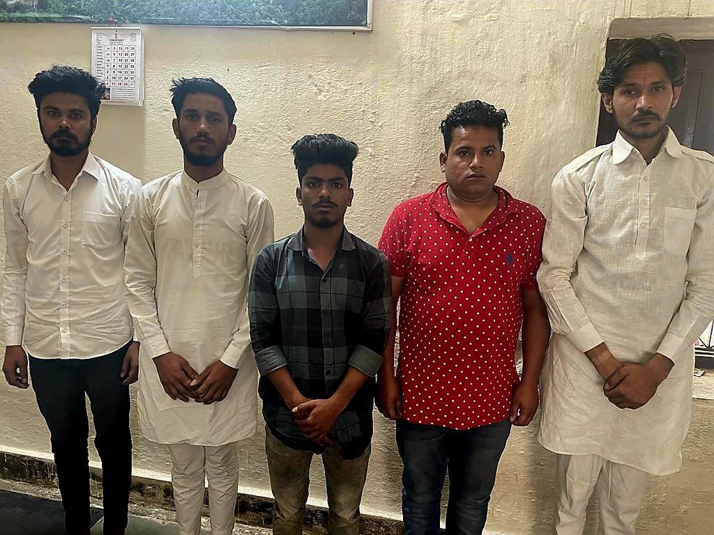 बागेश्वर धाम पंडित धीरेंद्र शास्त्री के बयान के साइड इफेक्ट, कुंभलगढ़ में भगवा ध्वज फहराने की कोशिश में युवकों को हिरासत में लिया गया 17 WhatsApp Image 2023 03 24 at 17.56.32
