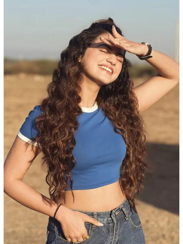 हेली शाह का फ्लॉलेस लुक