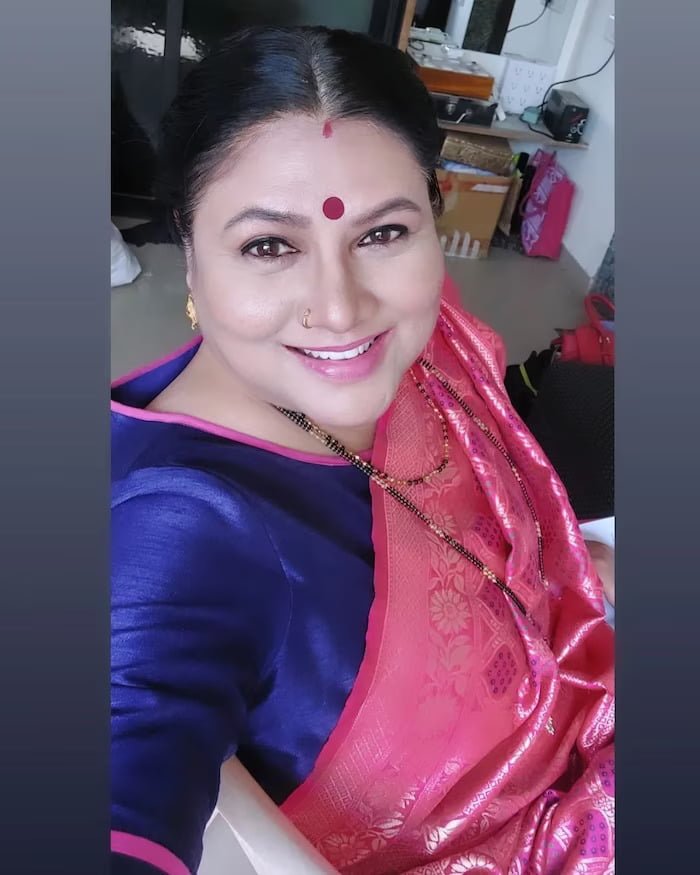 कहाँ है 'श्रीकृष्ण' की देवी रुक्मिणी? पिंकी पारेख का 29 साल का परिवर्तन 3 बता दें कि पिंकी गुजरात से हैं. श्रीकृष्णा के अलावा उन्होंने कई गुजराती फिल्मों में भी काम किया है. (फोटो साभार इंस्टाग्राम @pinkyparikhofficial)