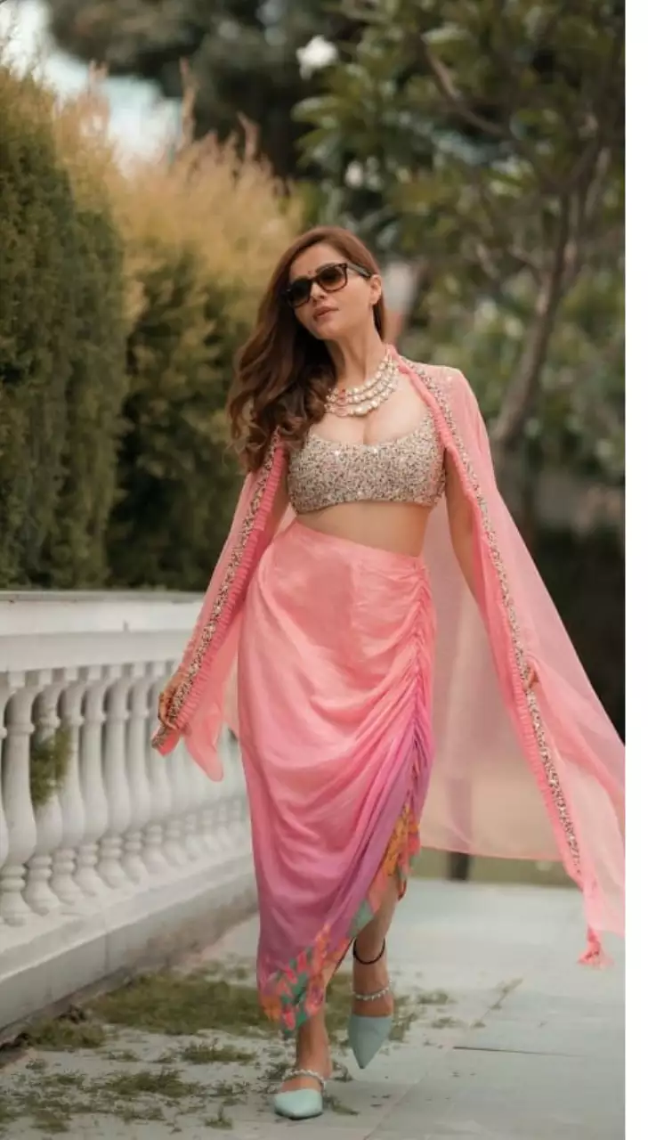 रुबीना दिलैक का स्टाइलिश समर वेडिंग लुक