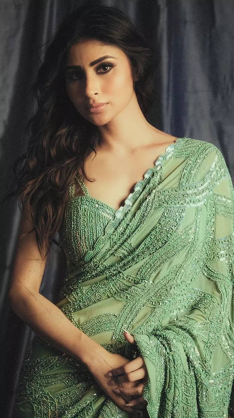 मौनी रॉय की ड्रीमी कॉकटेल साड़ी