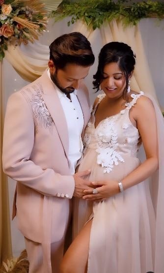प्रेग्नेंट पत्नी को एक्टर ने किया Kiss, बेबी बंप को किया प्यार, कैमरे पर रोमांटिक हुआ कपल