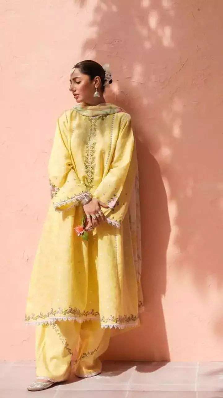 ​टाइम्स पाकिस्तानी एक्ट्रेस माहिरा खान ने किसी भी बॉलीवुड एक्ट्रेस से बेहतर कपड़े पहने