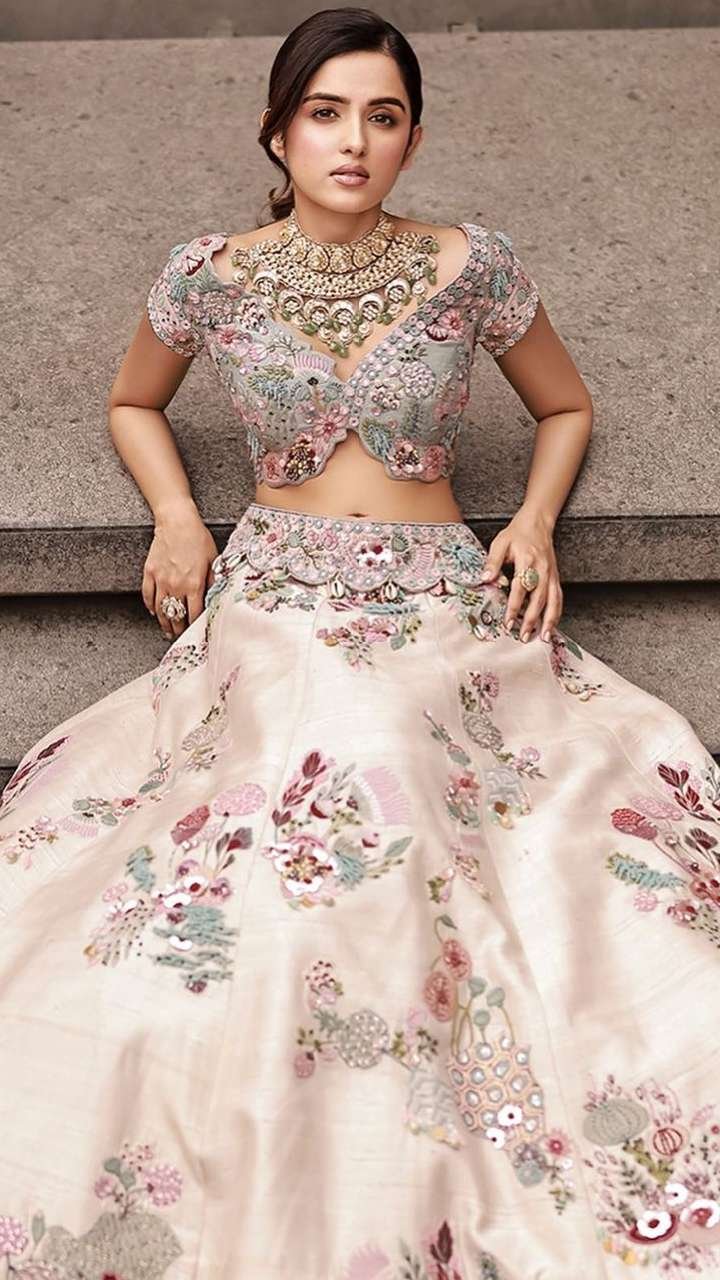 शर्ली सेतिया हॉट एंगेजमेंट लहंगा डिजाइन