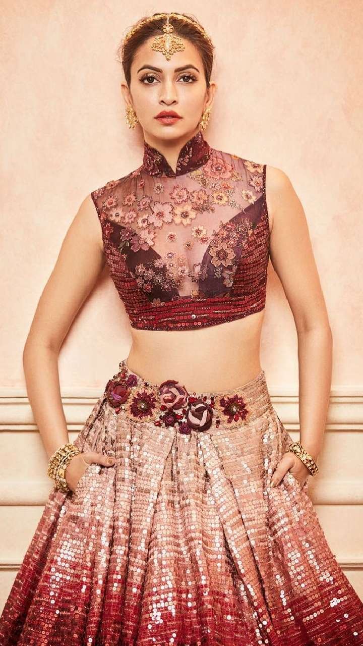 कृति खरबंदा हॉट लहंगा ब्लाउज डिजाइन