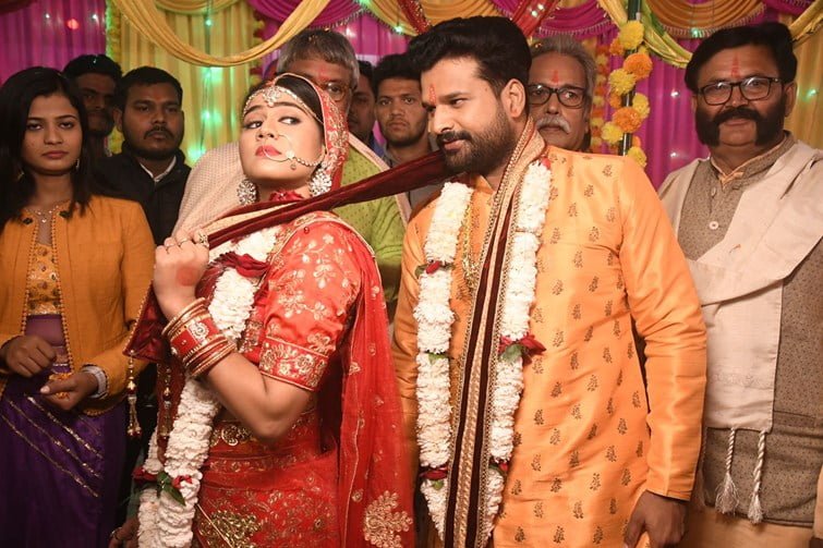 भोजपुरी सुपरस्टार Ritesh Pandey और साउथ की हिरोइन Aparna Mallick बंधे शादी के बंधन में? 3 Ritesh Pandey and Aparna Mallick's Chemistry in 'Sajnawa Kaise Tezab' Goes Viral