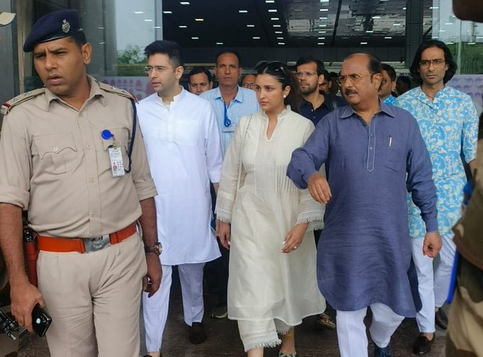 Parineeti Chopra Raghav Chadha Wedding: उदयपुर के इस रिसोर्ट में होगी शादी? 2 Parineeti Chopra Raghav Chadha Wedding: परिणीति चोपड़ा और राघव चड्ढा उदयपुर में करेंगे डेस्टिनेशन वेडिंग! उदयपुर पँहुची परिवार संग परिणीति