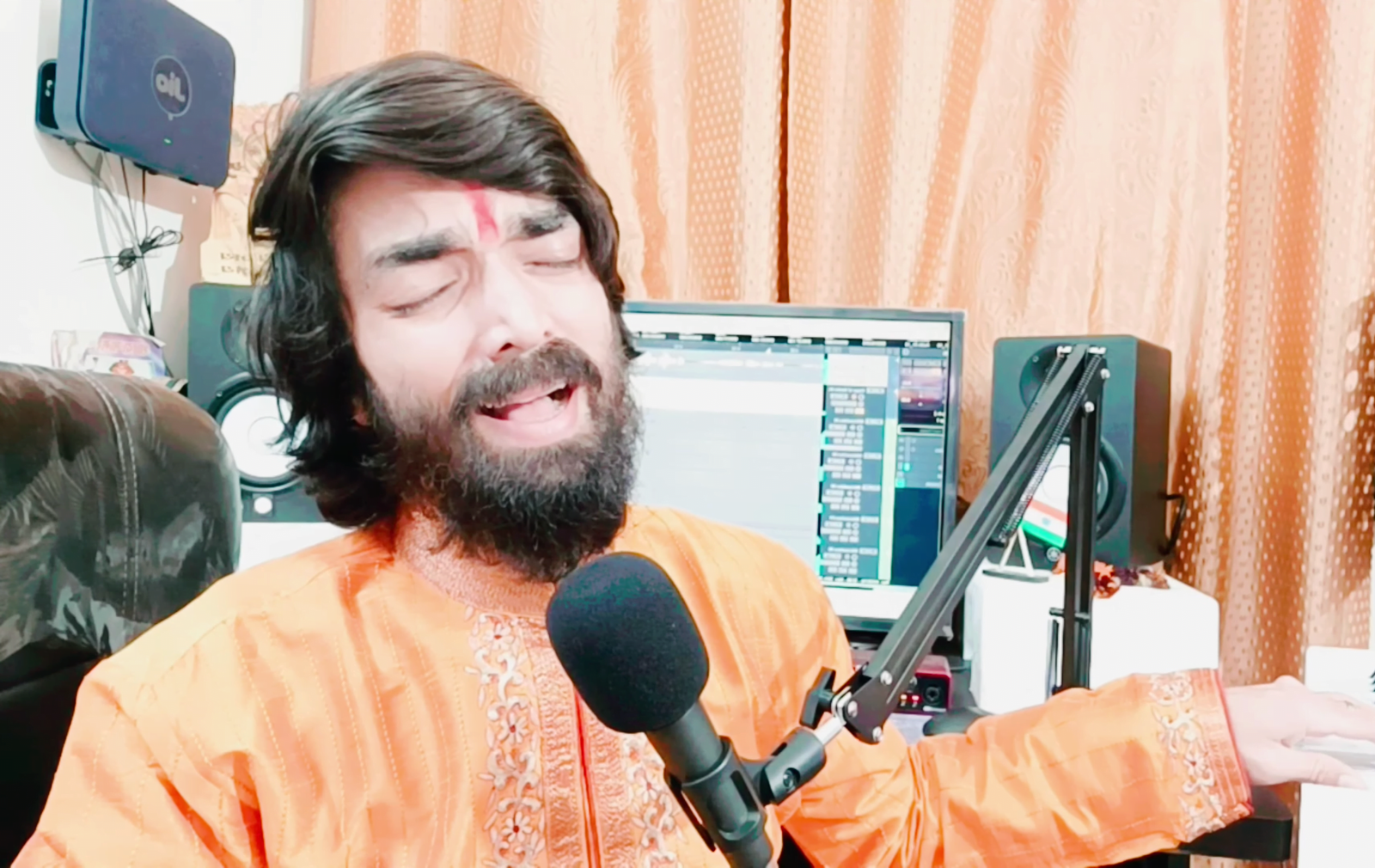 Alok Pandey Gopal *अश्लीलता के दौर में पारंपरिक भोजपुरी संगीत से धूम मचाई