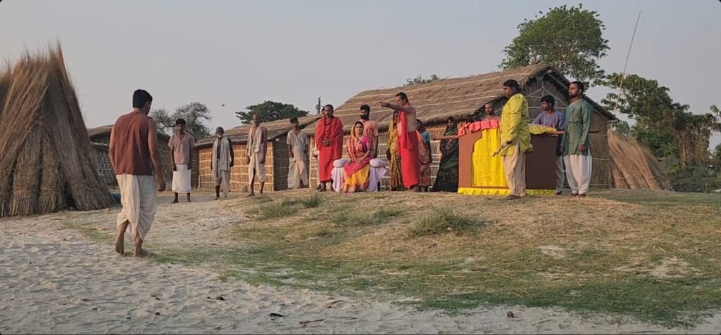 गौरव झा: बड़की माई छोटकी माई - एक ऐसी फिल्म है, जो दर्शकों को 150 साल पहले के दौर में ले जाएगी 5 गौरव झा और ऋतु सिंह स्टारर भोजपुरी फिल्म "बड़की माई, छोटकी माई" की शूटिंग समाप्त