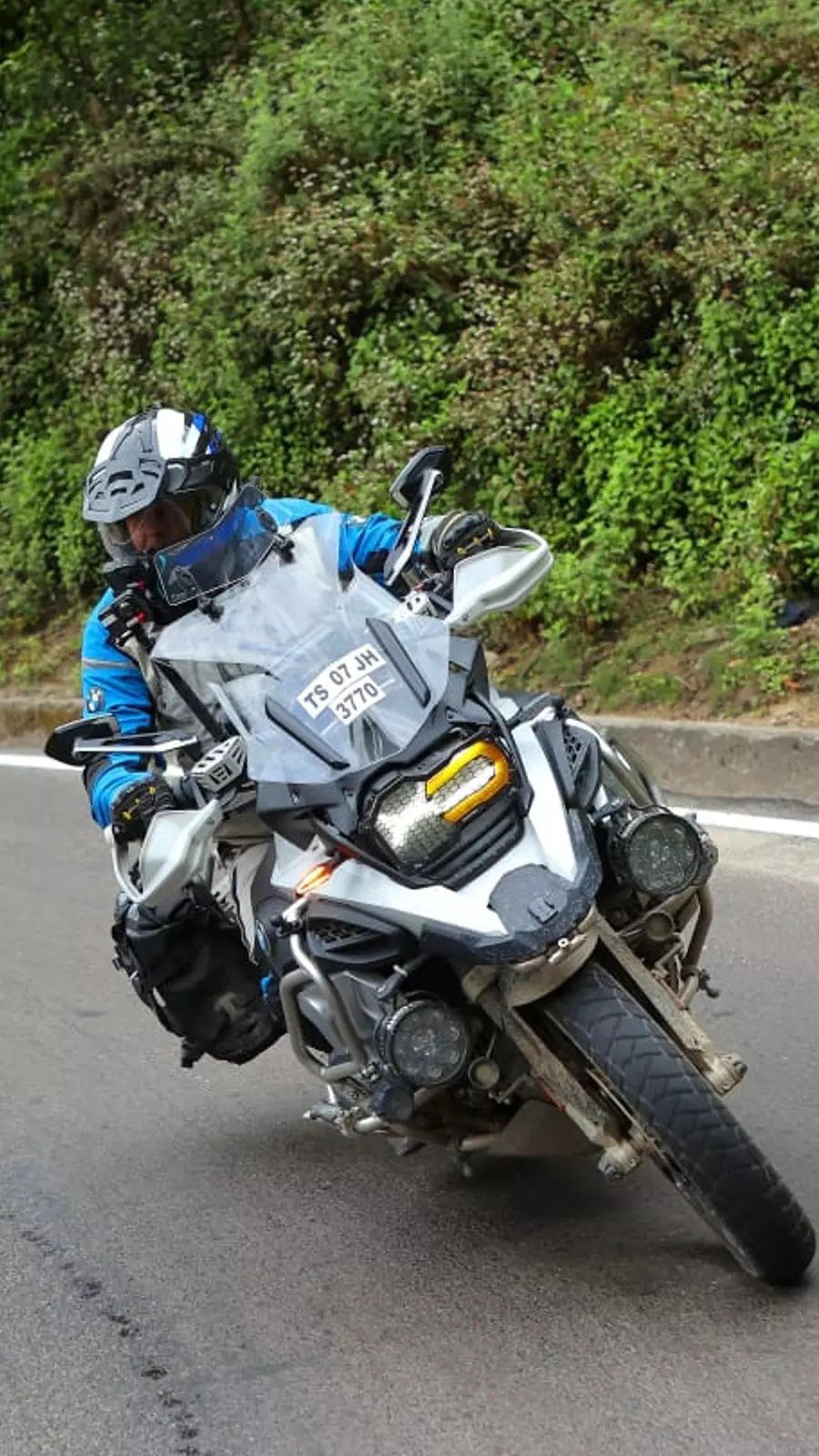 अजीत कुमार के वर्ल्ड टूर से प्रेरक स्नैपशॉट