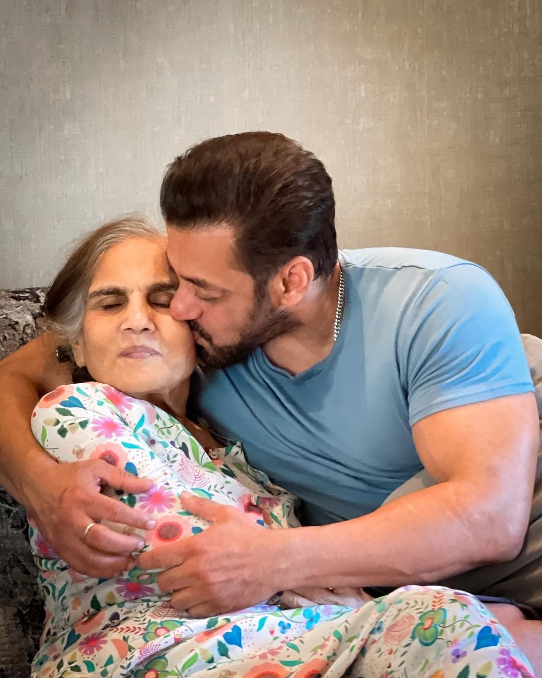 सलमान ने किया मां सलमा को Kiss, लुटाया प्यार, फोटोज