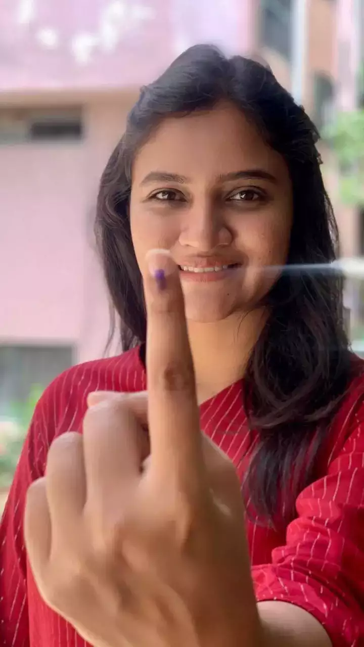 कर्नाटक चुनाव 2023 में वोट डालने के दौरान कन्नड़ टीवी अभिनेताओं ने क्या पहना था, यहां देखें