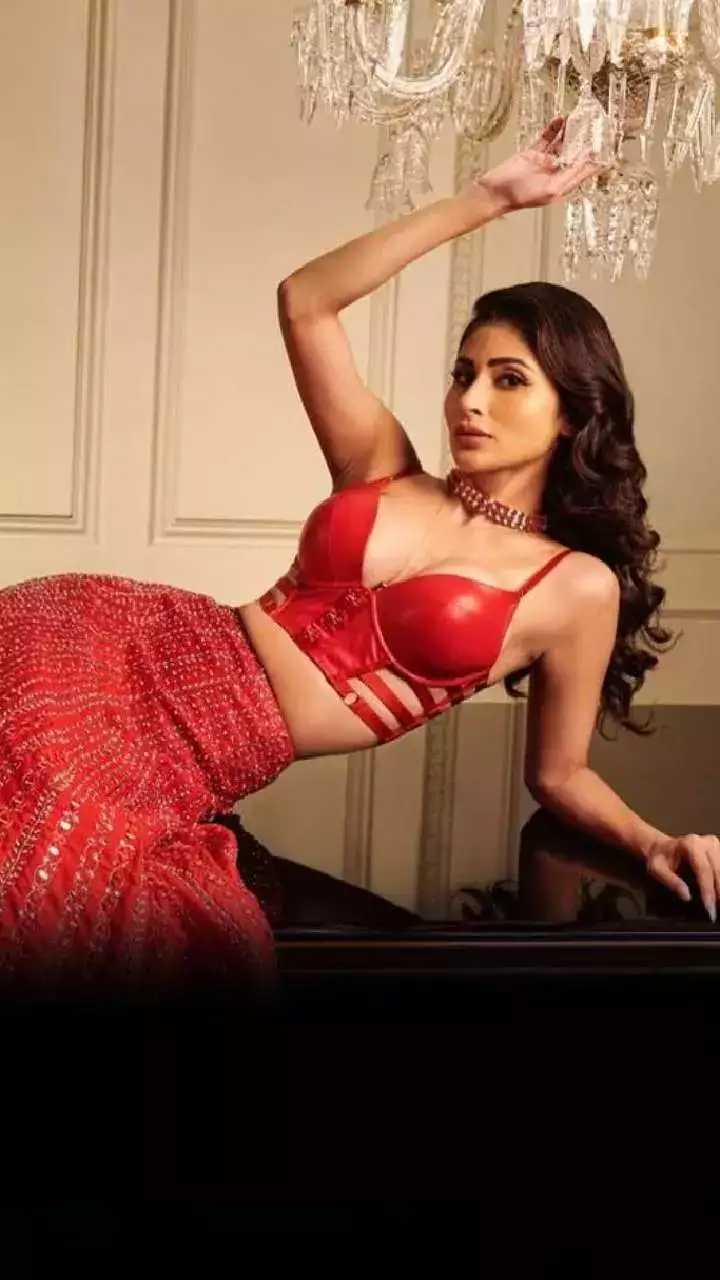 हॉटनेस अलर्ट! मौनी रॉय की लुभावनी पार्टी रेड में दिखी