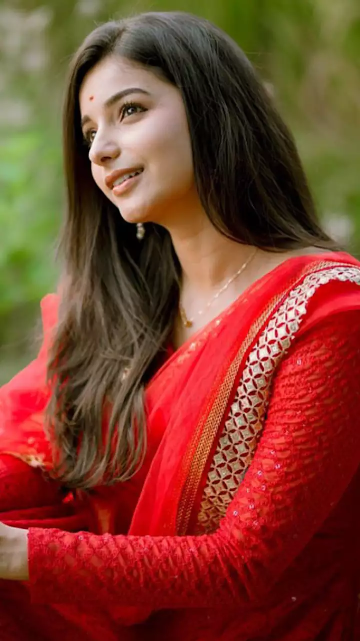 लावण्या का सबसे ग्लैमरस लुक
