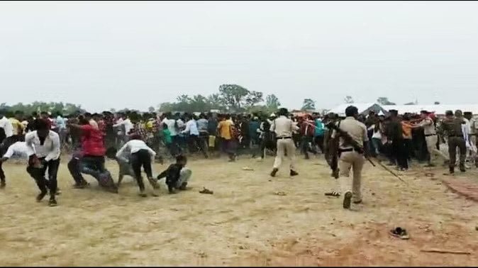 आरा में पवन सिंह के कार्यक्रम में अफरातफरी, भीड़ बेकाबू , पुलिस ने जमकर भांजी लाठियां 2 Pawan Singh