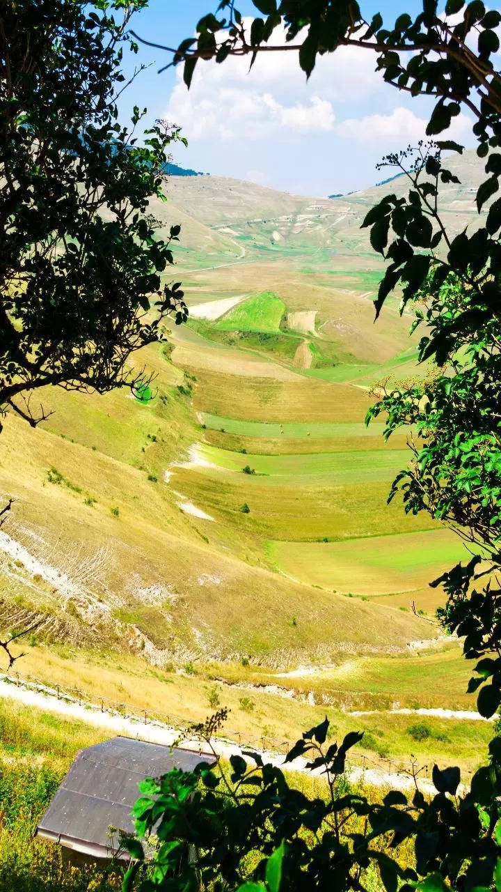 जून यात्रा के लिए चित्र-परिपूर्ण पर्वतीय घाटियाँ भारत में