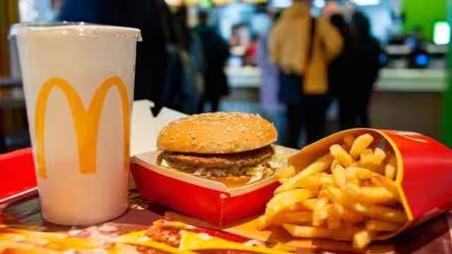 McDonald's ग्राहक ने बर्गर में चूहे का मल पाया तो पर लगा ₹5 करोड़ का जुर्माना 3 McDonald's बर्गर में चूहे का मल पाए