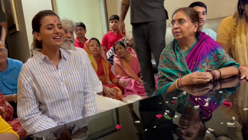 बागेश्वर धाम वाले बाबा से मिलने होटल पहुंचीं Akshara Singh 2 अक्षरा सिंह (Akshara Singh)