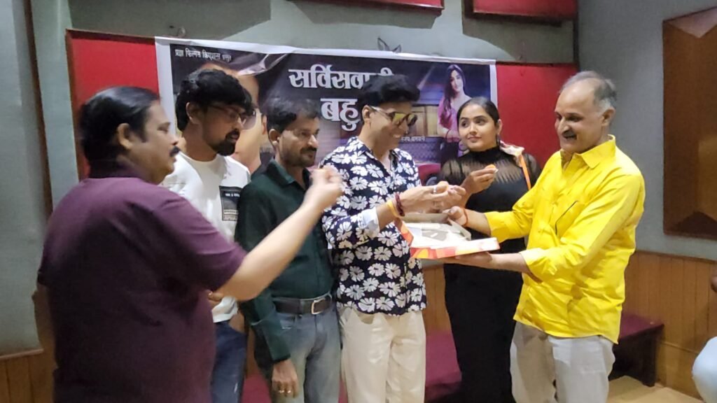 भोजपुरी फिल्म "सर्विसवाली बहुरिया" बनी Kajal Raghwani, आनंद ओझा संग आएंगी नजर 5 मंजुल ठाकुर और रितेश श्रीवास्तव ने आनंद ओझा को दिया बर्थडे गिफ्ट के रूप में "सर्विसवाली बहुरिया"