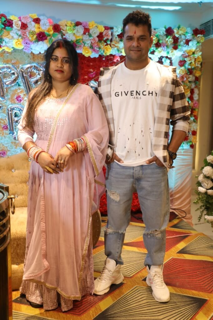 खेसारीलाल यादव ने धूमधाम से फिल्म "रंग दे बसंती" के सेट पर सेलिब्रेट किया अपना मैरेज एनिवर्सरी 3 खेसारीलाल यादव ने धूमधाम से फिल्म "रंग दे बसंती" के सेट पर सेलिब्रेट किया अपना मैरेज एनिवर्सरी