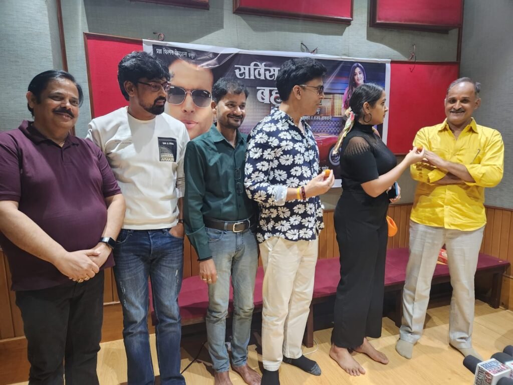 भोजपुरी फिल्म "सर्विसवाली बहुरिया" बनी Kajal Raghwani, आनंद ओझा संग आएंगी नजर 2 मंजुल ठाकुर और रितेश श्रीवास्तव ने आनंद ओझा को दिया बर्थडे गिफ्ट के रूप में "सर्विसवाली बहुरिया"