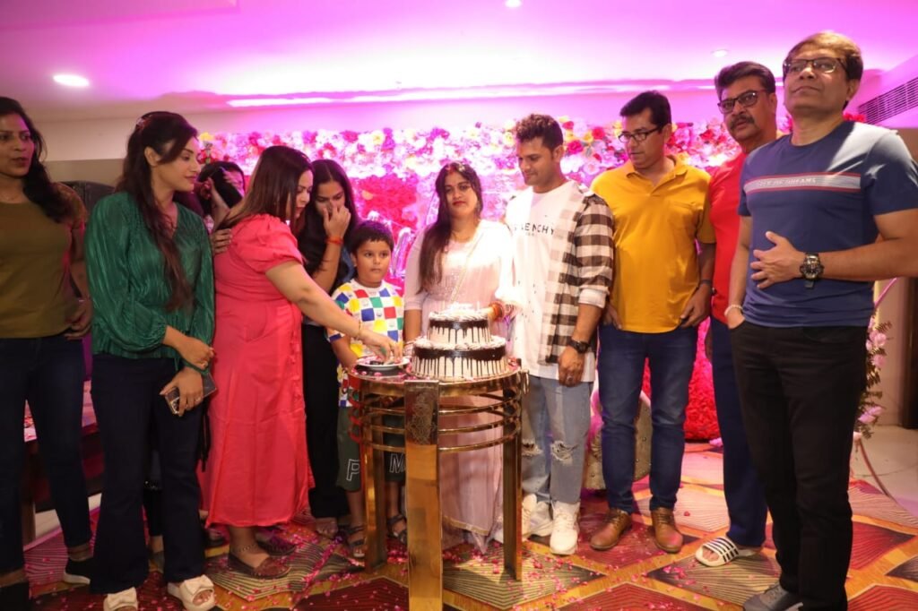 खेसारीलाल यादव ने धूमधाम से फिल्म "रंग दे बसंती" के सेट पर सेलिब्रेट किया अपना मैरेज एनिवर्सरी 2 खेसारीलाल यादव ने धूमधाम से फिल्म "रंग दे बसंती" के सेट पर सेलिब्रेट किया अपना मैरेज एनिवर्सरी