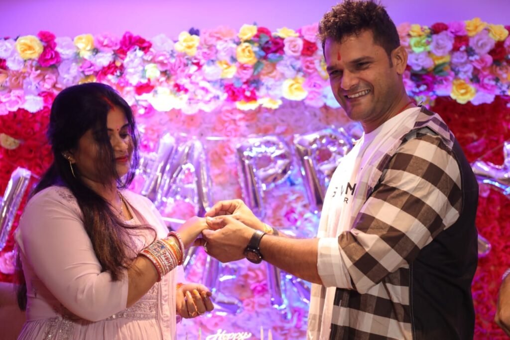खेसारीलाल यादव ने धूमधाम से फिल्म "रंग दे बसंती" के सेट पर सेलिब्रेट किया अपना मैरेज एनिवर्सरी 4 खेसारीलाल यादव ने धूमधाम से फिल्म "रंग दे बसंती" के सेट पर सेलिब्रेट किया अपना मैरेज एनिवर्सरी