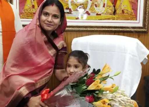 मेयर मुनेश गुर्जर ने राजस्थान कांग्रेस मंत्री प्रताप सिंह खाचरियावास पर लगाए गंभीर आरोप 3 साल 2021 में विश्व महिला दिवस पर जयपुर नगर निगम हेरिटेज में लाइलाज बीमारी से ग्रसित इशिता को एक दिन के लिए मेयर बनाया गया था। (फाइल फोटो)