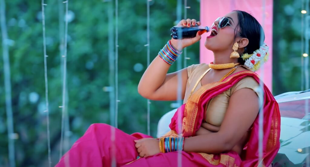 Bhojpuri Song: भोजपुरी लोकगायक गुंजन सिंह का गाना 'लियादी एगो मेक्सी' की धूम,गाना हो रहा वायरल 4 Bhojpuri Song: भोजपुरी लोकगायक गुंजन सिंह का गाना 'लियादी एगो मेक्सी' की धूम,गाना हो रहा वायरल