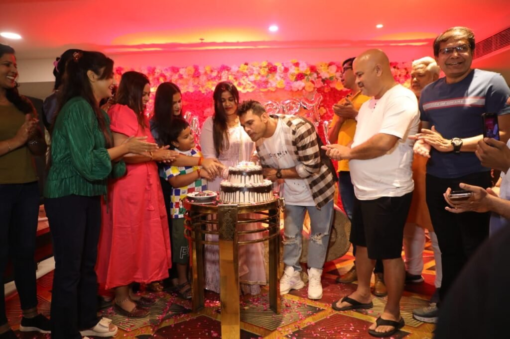 खेसारीलाल यादव ने धूमधाम से फिल्म "रंग दे बसंती" के सेट पर सेलिब्रेट किया अपना मैरेज एनिवर्सरी 5 खेसारीलाल यादव ने धूमधाम से फिल्म "रंग दे बसंती" के सेट पर सेलिब्रेट किया अपना मैरेज एनिवर्सरी