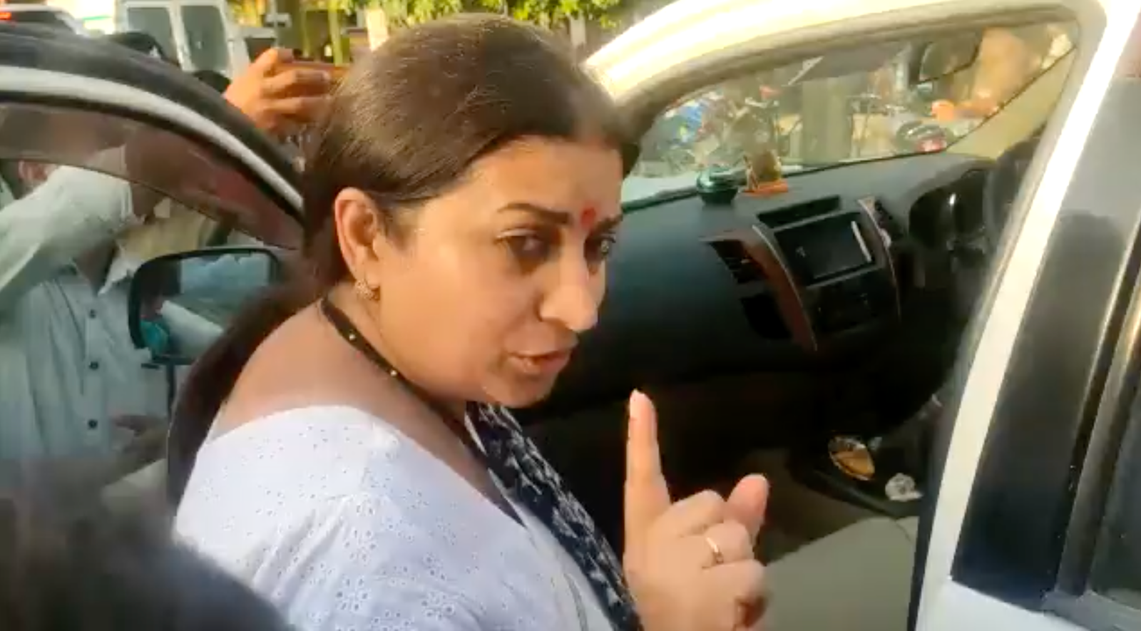 केंद्रीय मंत्री स्मृति ईरानी पर लगा पत्रकार को धमकाने का आरोप, कांग्रेस पार्टी ने कसा तंज.... वीडियो वायरल