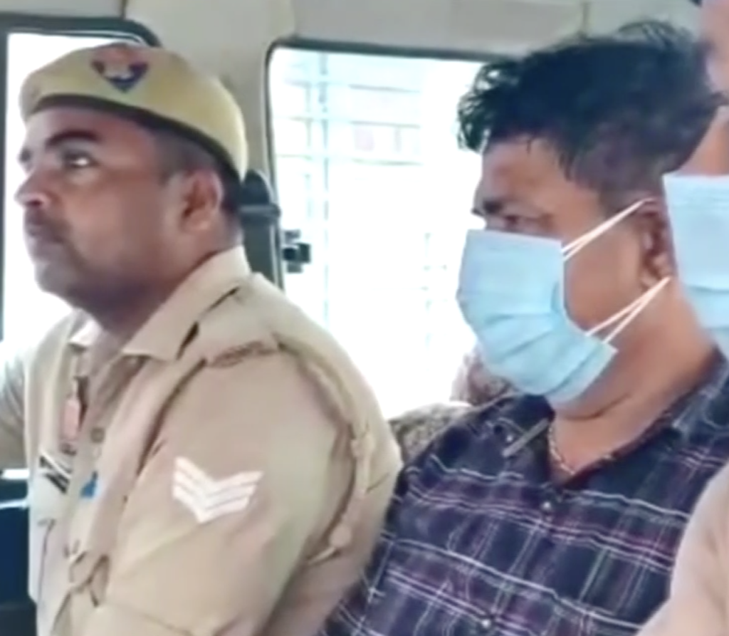 फ़र्जी Income Tax officer बनकर वसूली करने वाला सब इंस्पेक्टर गया जेल! चार पुलिसकर्मी हुए निलंबित 2 Mirzapur News: Income Tax officer (आयकर अधिकारी) बन वसूली करने वाला उप निरीक्षक गया जेल