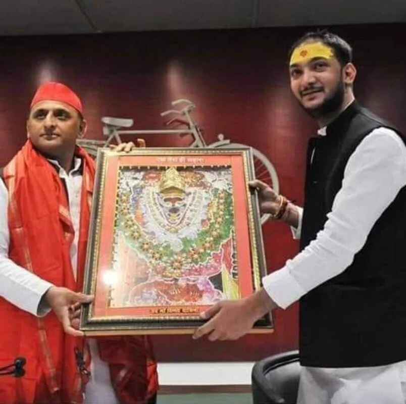 Mirzapur: अखिलेश यादव का करीबी, विंध्याचल मंदिर के पण्डा राज मिश्र ने पूजा के बहाने महिला से छेड़छाड़, FIR दर्ज 3 पंडा राज मिश्र समाजवादी पार्टी के नेता भी हैं और अखिलेश यादव के बेहद करीबी भी हैं.