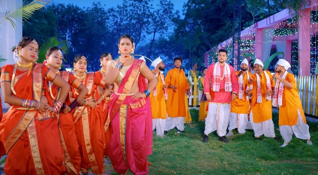 Bhojpuri Song: भोजपुरी लोकगायक गुंजन सिंह का गाना 'लियादी एगो मेक्सी' की धूम,गाना हो रहा वायरल 2 Bhojpuri Song: भोजपुरी लोकगायक गुंजन सिंह का गाना 'लियादी एगो मेक्सी' की धूम,गाना हो रहा वायरल