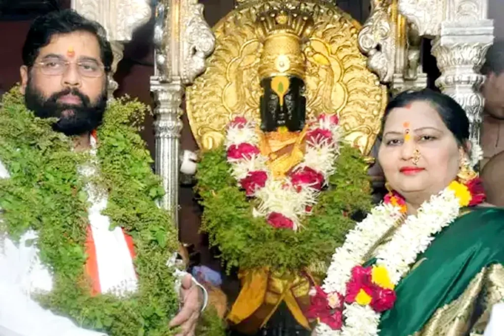 Ashadhi Ekadashi 2023: महाराष्ट्र मुख्यमंत्री एकनाथ शिंदे ने श्री विठ्ठल-रुक्मिणी की महापूजा की 2 Ashadhi Ekadashi 2023: महाराष्ट्र मुख्यमंत्री एकनाथ शिंदे ने श्री विठ्ठल-रुक्मिणी की महापूजा की