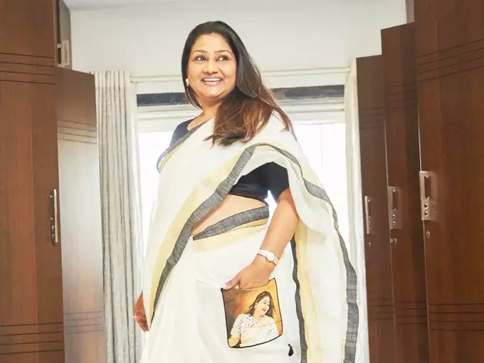 नीता अंबानी की स्टाइलिस्ट : साड़ी पहनाने वाली ये महिला फीस में लेती है कितने लाख, सुनने के बाद नहीं होगा भरोषा 3 नीता अंबानी की स्टाइलिस्ट : साड़ी पहनाने वाली ये महिला फीस में लेती है कितने लाख, सुनने के बाद नहीं होगा भरोषा