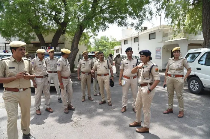 राजस्थान के बांसवाड़ा जिले में एक पिता ने सोए हुए अपने बेटे को तलवार से काटकर मार डाला, यह थी वजह 2 राजस्थान से दिल दहला देने वाला मामला सामने आया है। राजस्थान के बांसवाड़ा जिले में व्यक्ति ने अपने इकलौते पुत्र की तलवार से काटकर हत्या कर दी। हत्या के बाद व्यक्ति ने थाने में जाकर सरेंडर किया और पूरी घटना का खुलासा भी किया।