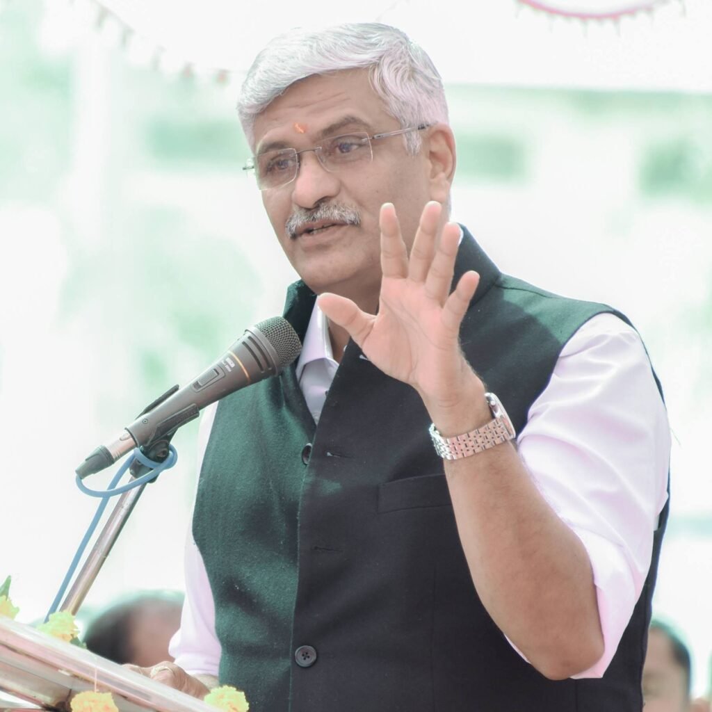केंद्रीय मंत्री गजेंद्र सिंह शेखावत के वायरल वीडियो से सियासी बहस: 46 हजार करोड़ देने की बात ने मचाई खलबली 2 केंद्रीय मंत्री गजेंद्र सिंह शेखावत