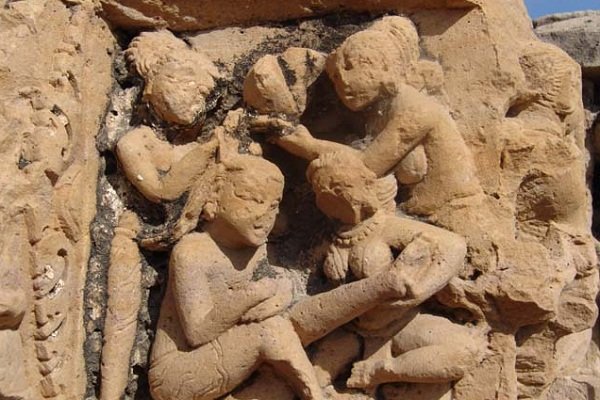 अनोखा मंदिर: राजस्थान के किराडू मंदिर में रुकने से डरते हैं लोग, जानें कहानी! 3 किराडू मंदिर: राजस्थान के इस अजीबोगरीब स्थान का रहस्यमय सच!