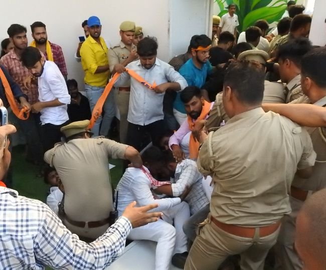 Gorakhpur University : पकड़ो…पकड़ो…भाग रहे कुलपति.. फिर खूब चले लात-घूंसे, ABVP के छात्र नेताओं ने कुलपति की पिटाई, दारोगा को गिराकर बरसाए लात-घूंसे 2 ABVP Protest in ddu 3