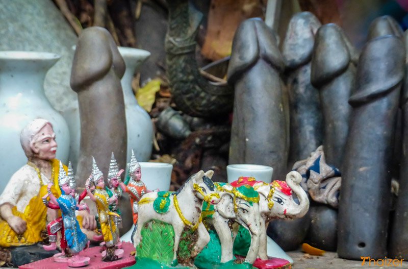चाओ माई तुप्तिम मंदिर: इस मंदिर में प्रसाद नही लिंग चढ़ाया जाता हैं, जाने क्यों ? 6 थाईलैंड के चाओ माई तुप्तिम मंदिर में अजीबोगरीब 'लिंग चढ़ावा' का रहस्य!