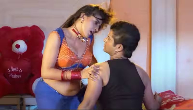 Akshara Singh: 'खोला ये राजाजी ब्लाउज के...' ने अक्षरा सिंह को बना दिया स्टार, 56 मिलियन से ज्यादा लोगों ने देखा 4 अब तक का सबसे धमाकेदार गाना: अक्षरा सिंह के नए गाने का धूम मचा रहा है तूफ़ान!