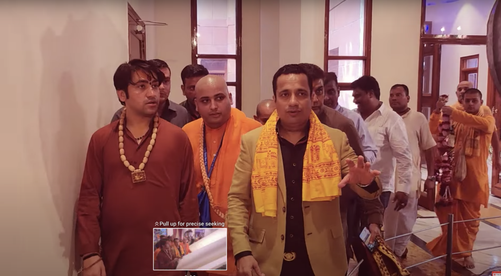 भागवत गीता के दर्शन के लिए इस्कॉन मंदिर पहुंचे बाबा बागेश्वर और डॉ. विवेक बिंद्रा 3 इस्कॉन मंदिर में धार्मिक अध्यात्मिक समारोह का धूमधाम से आयोजन