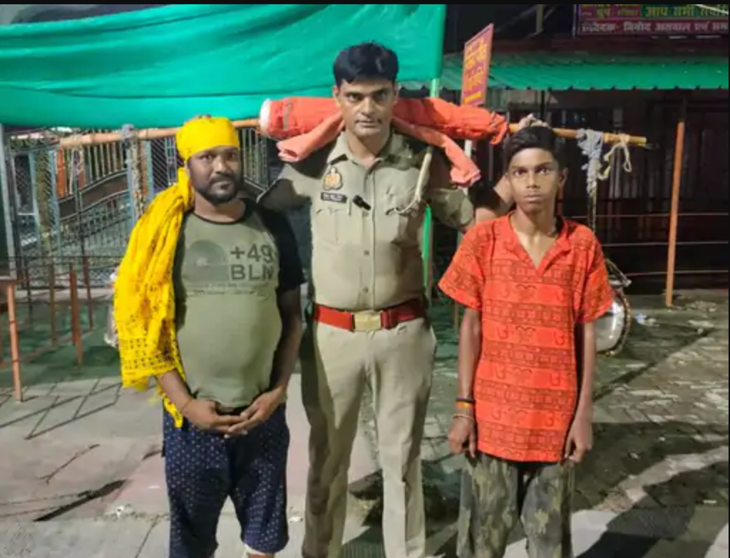 बिजनौर में कोतवाल अनुज तोमर ने थक चुके पिता-पुत्र की उठाई कांवड़: धामपुर में भगवान शिव की भक्ति का दिखाया नया उदाहरण 2 Screenshot 2023 08 06 at 2.18.40 PM